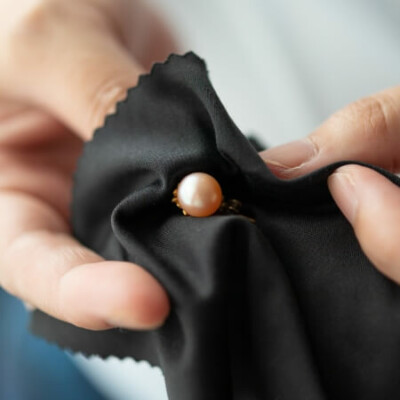 Sieraden schoonmaken sieraden pareloorbellen met stoffen doek