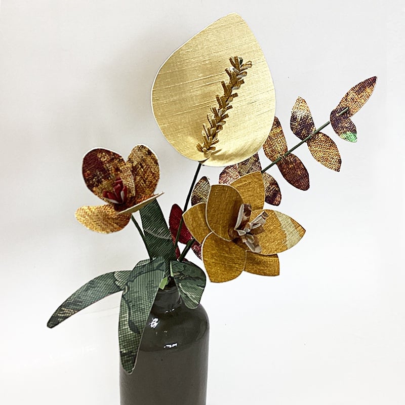 Duurzaam papieren herfstboeket van Boel met houten vaas