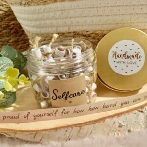 Cadeaupakket met handmade selfcare jars en verzorgingsproducten