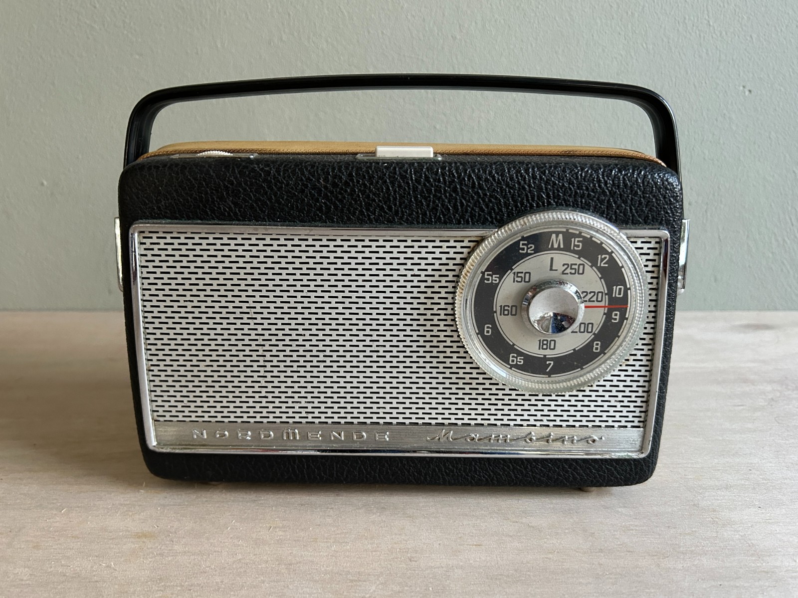 Vintage bluetooth radio Nordmende Mambino zwart 1965 - Swan Market